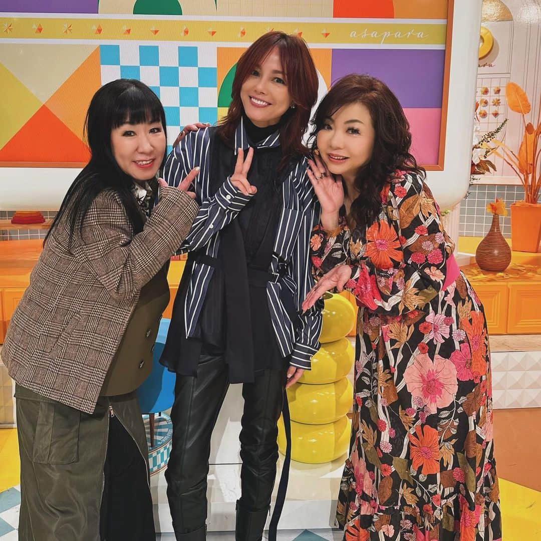 相川七瀬のインスタグラム：「昨日のあさパラのスタジオにて😆😆 ハイヒール姐さんたちの間に挟まれて、関西人としては超絶幸せな写真です❤️📷❤️  ありがとうございました！！ CM中の話が面白すぎました。笑  久しぶりゆっくり滞在中の大阪😊 やっぱええな、すきやー😆❤️  #ハイヒールさん #大阪」