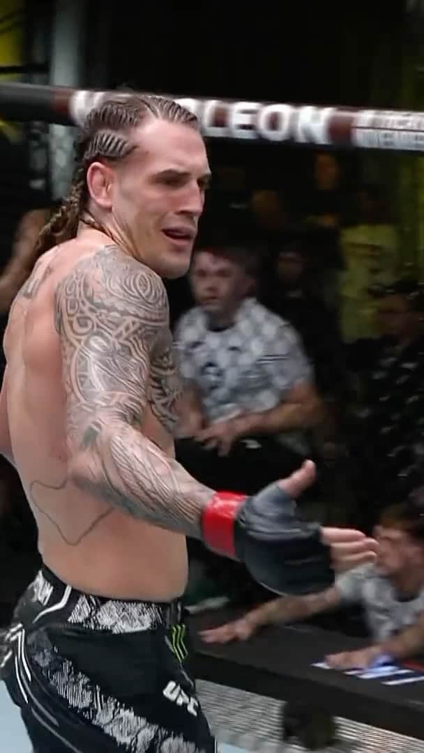 UFCのインスタグラム：「SIX 👏 IN 👏 A 👏 ROW 👏  @B_Allen185 finishes Paul Craig in the third round by rear naked choke! #UFCVegas82」