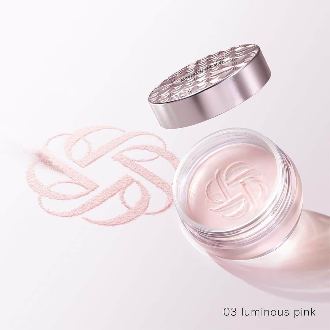 DECORTÉのインスタグラム：「New face powder with 5 textures and 9 types.   03 luminous pink has a semi-glossy texture.  The light pink tone (with pearls) softens the dullness and provides a slight rosiness to the skin.  5質感・9種の新しいフェイスパウダー。  03 luminous pinkは、セミツヤ質感。 ライトピンクトーン（パール入り）が、肌のくすみを目立たなくさせ、ほんのりとした血色感を肌印象にもたらします。  1月16日発売　新商品 ルースパウダー　9種  #コスメデコルテ #decorte #ルースパウダー #フェイスパウダー #ベースメイクアップ #ベースメイク#透明感 #素肌感 #毛穴レス  #facepowder #makeup #cosmetics #beauty #jbeauty」