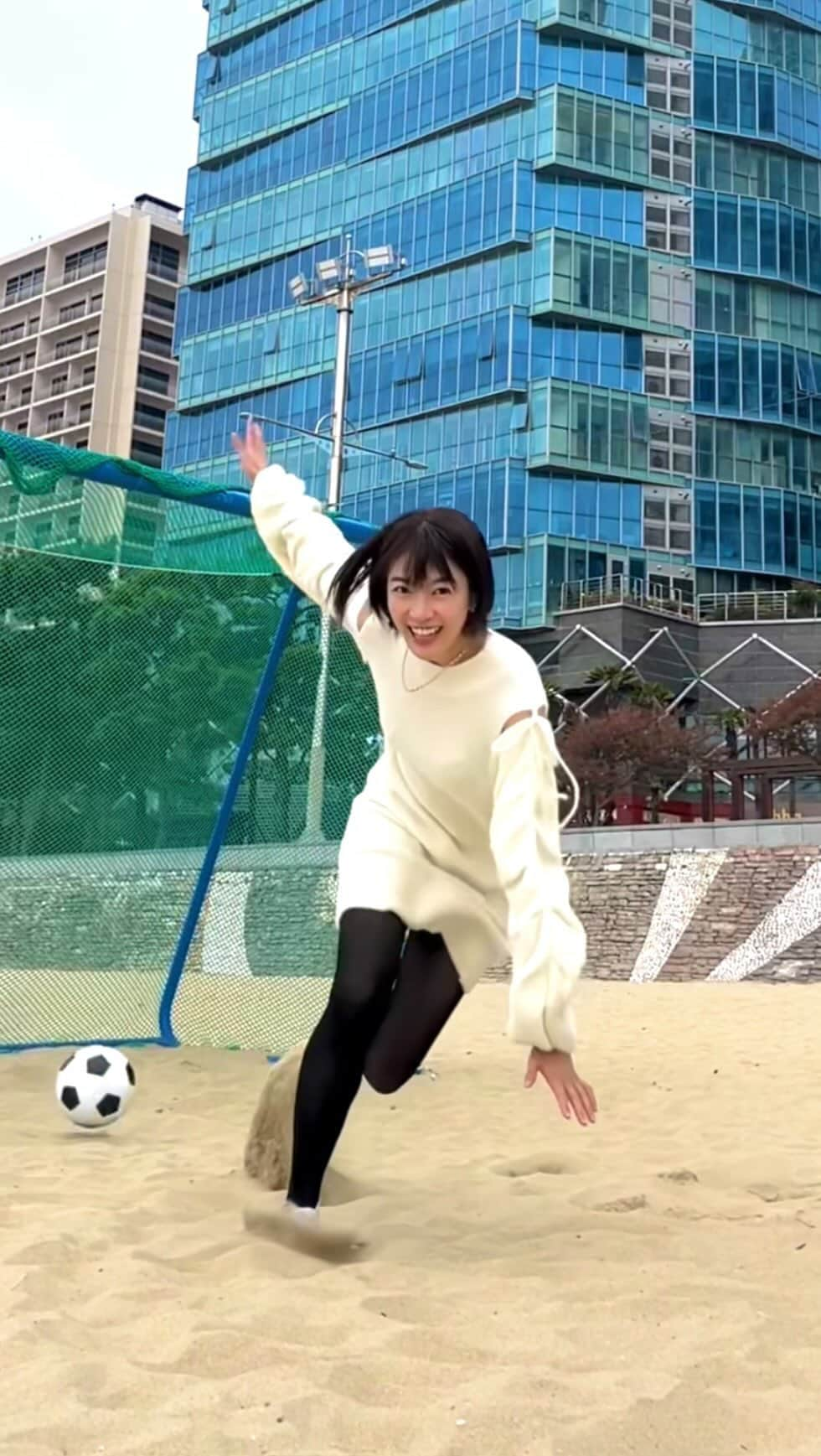 眞嶋優のインスタグラム：「転ぶかと思いました！韓国・釜山で⚽️🇰🇷 海、山、高層ビル。 FCモバイル大会の合間、早起きして 釜山の海雲台ビーチを満喫しました！ まさかゴールがあるなんて☺️  In South Korea I just about fell down😂  スマホでできるサッカーゲーム "FCモバイル"をまだやったことない方、 是非ダウンロードしてみてください^ ^ 私は毎日やってます笑　 ユーザー名は、、、  #サッカー #リフティング #フリースタイルフットボール #EAFCモバイル #FCMobile #EA #サッカー女子 #日本 #スポーツ女子 #韓国 #釜山 #足球 #旅行 #観光 #海外旅行 #soccer #football #freestylefootball #japan #fashion #womensoccer #womensfootball  #japanesegirl #축구　#여자축구　#부산　#해운대　#해운대비치　##FC모바일  @easfcmobile @easfcmobile_jp」