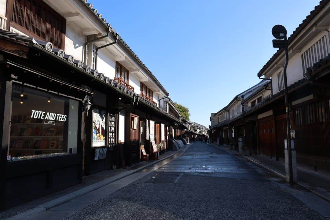 倉敷市さんのインスタグラム写真 - (倉敷市Instagram)「【倉敷美観地区　令和5年11月19日】  秋も深まってきましたね。 11月19日に倉敷美観地区を少し散策してみました。 青空が倉敷川に映り、とてもきれいでした。  #倉敷市 #倉敷 #kurashiki  #クラシキ文華 #クラシキブンカ #japan  #instgramjapan #美観地区 #倉敷美観地区 #bikanhistoricalquarter #oldhouse #白壁 #蔵 #運河 #canal #visitjapanjp #倉敷川　#倉敷館 #倉敷館観光案内所」11月19日 10時08分 - kurashiki_city