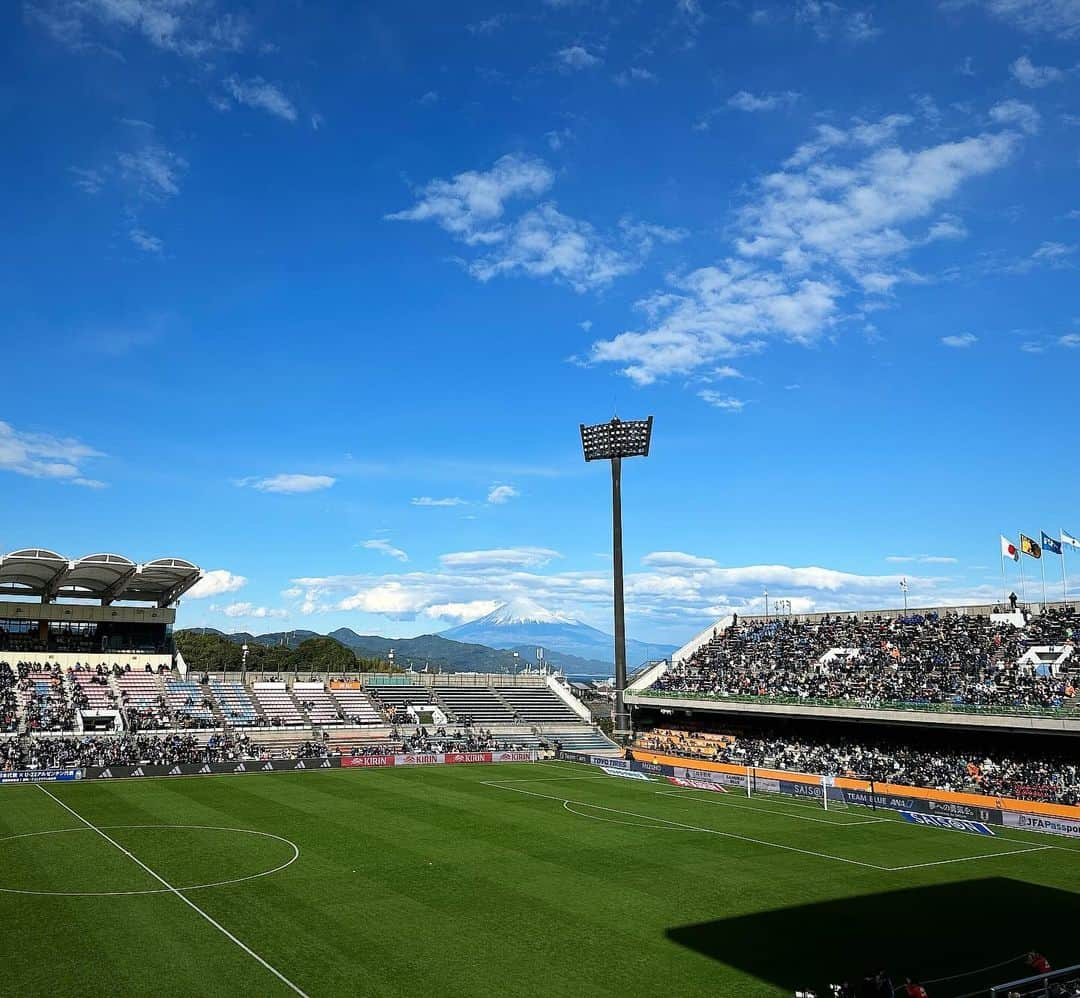 近藤夏子のインスタグラム：「.   パリオリンピック世代 U22日本代表vs U22アルゼンチン代表 サッカー国際親善試合の取材へ✨  静岡にあるスタジアムだったので富士山が綺麗に見られました🗻  青空と富士山に見守られながらの試合は日本が５得点と快勝✨ 　 　 いよいよ来年はパリオリンピック。 若い世代の力で引っ張っていく姿も応援していきます👊🏻 　 　 今夜も24:00〜 S☆1 見てください😙 　  . #サッカー日本代表 #アイスタ #IAIスタジアム日本平」