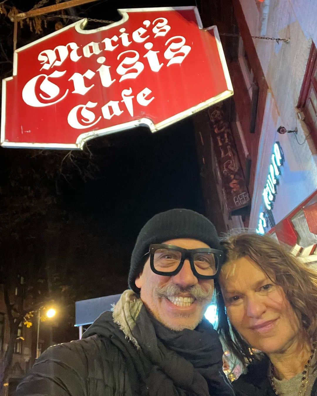 サンドラ・バーンハードのインスタグラム：「Dinner with Tio Roberto @robertverdi a true blue friend year after year we had a big catchup & a brisk walk home I love this man」