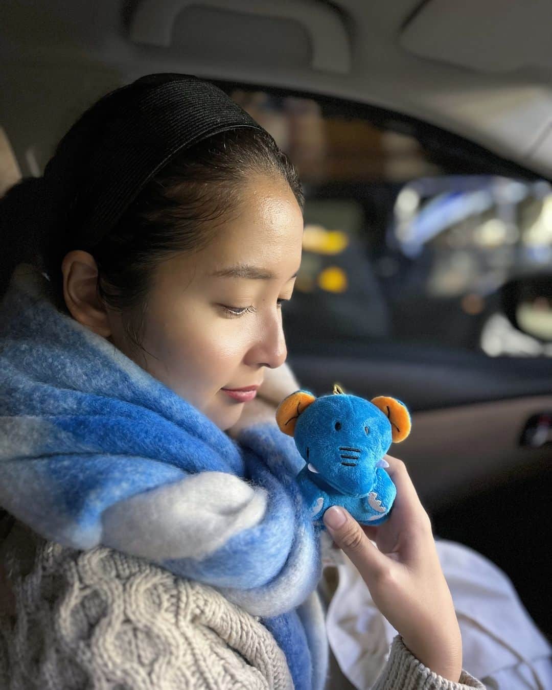 山下耀子さんのインスタグラム写真 - (山下耀子Instagram)「マフラー始めました🧣 一目惚れの青いマフラー☺️🤍  一気に寒くなりましたね…！ もう少し秋を堪能したかったですが、、😫  寒暖差が激しいので体調にお気をつけくだされ〜〜〜」11月19日 10時14分 - twinkleyesy