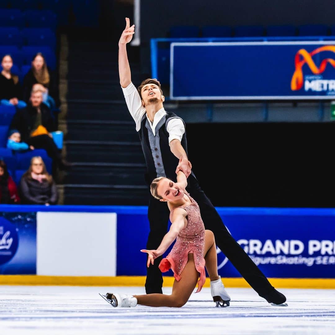 Skate Canadaさんのインスタグラム写真 - (Skate CanadaInstagram)「🇨🇦 athletes had a fantastic run this weekend at #GPFigure Espoo with our skaters securing a 🥈 medal.   Full results / Résultats complets ⤵️   Pair / Patinage en couple:  @brookee.mcintosh & @benjamin_mimar - 7  Ice Dance / Danse sur glace:  @laurencefournierbeaudry & @nik_soerensen - 2 @nadiia_bashynska & @_peterbeaumont - 8  📸 @isufigureskating」11月19日 10時17分 - skate_canada
