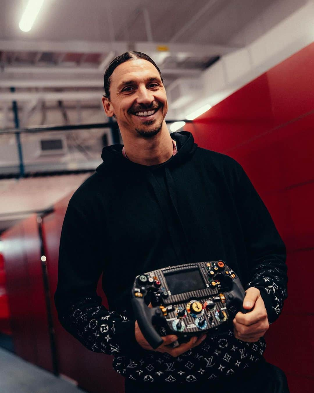 ズラタン・イブラヒモビッチさんのインスタグラム写真 - (ズラタン・イブラヒモビッチInstagram)「It has to be Zlatan-style   #LasVegasGP #F1」11月19日 10時17分 - iamzlatanibrahimovic