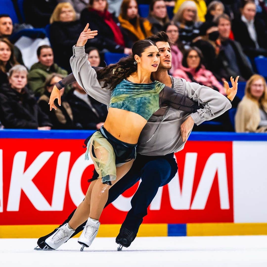 Skate Canadaのインスタグラム：「🇨🇦 athletes had a fantastic run this weekend at #GPFigure Espoo with our skaters securing a 🥈 medal.   Full results / Résultats complets ⤵️   Pair / Patinage en couple:  @brookee.mcintosh & @benjamin_mimar - 7  Ice Dance / Danse sur glace:  @laurencefournierbeaudry & @nik_soerensen - 2 @nadiia_bashynska & @_peterbeaumont - 8  📸 @isufigureskating」