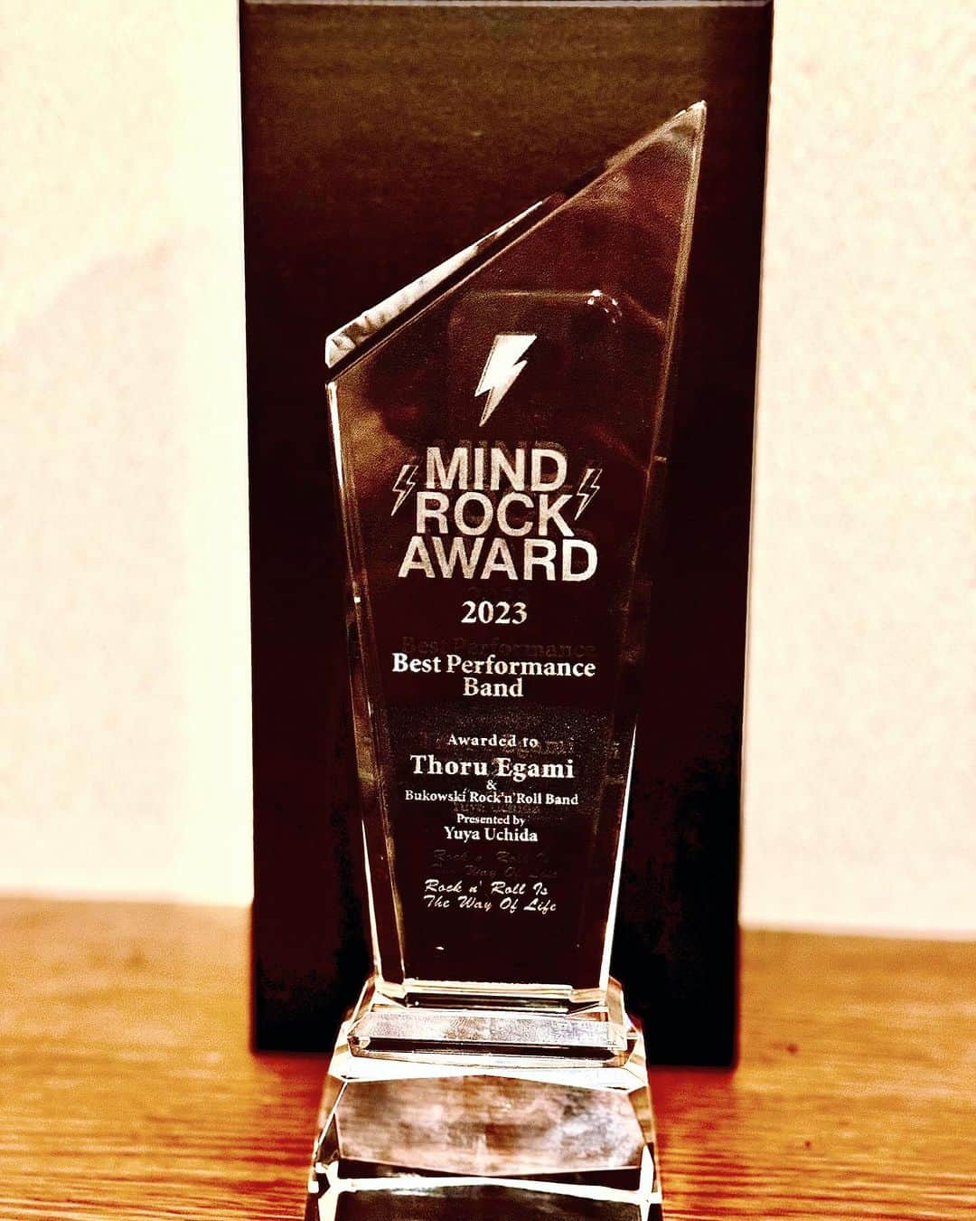 三原康可のインスタグラム：「. 🔴Mind Rock Award.2023  江上徹＆ブコウスキーロックンロールバンド ベストパフォーマンス賞受賞🏆  故・内田裕也さんからいただいた賞であると思っています 有難うございます  🔴MIND ROCK AWARD2023 Best PerformanceBand Awarded to ✴︎Thoru Egami & Bukowsk Rock'n'Roll Band✴︎  Presented by Yuya Uchida  "Rock'n'roll is the way of life"  I mean it's NOT FOR SALE  #内田裕也 #三原康可 #江上徹 #中山努 #武田チャッピー治 #ブコウスキーロックンロールバンド」