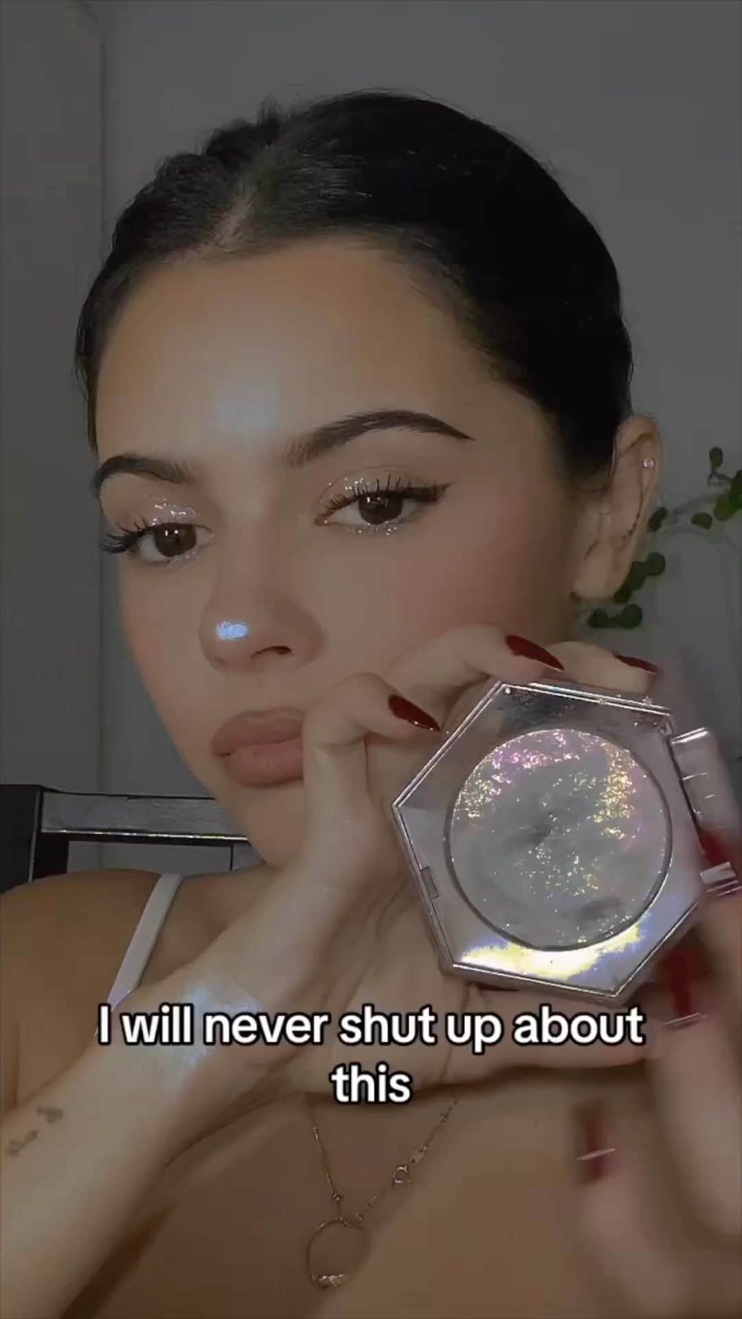 wakeupandmakeupのインスタグラム：「😮‍💨💎 @madddnott  Get into this pure platinum sparkle for the holla’day party season ✨ Diamond dust ya eyes」