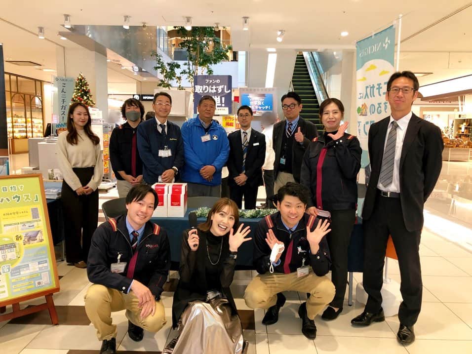 佐藤由季のインスタグラム：「こんニチガス😊👐 昨日は、日本瓦斯株式会社のイベント #ニチガスフェスタ が行われている #流山おおたかの森SC の会場から 流山営業所の高橋さんと共に bayfm特設レポート生中継でした🎤  なんと！！ 手作りステージまで作って下さり🙏 拍手隊も集まって下さるという👏 最高の盛り上がり🎤 こんなスタッフの皆さんだからこそ 何でもご相談もしやすいし ふらっと立ち寄りやすいと思いました☺️ これからの時代、 未来の為にも、省エネの為にも ガスと電気のハイブリッドが 重要になってくるんですって！！ 太陽光のことも分かりやすく教えて 下さいますので、お買い物と共に 是非お立ち寄り下さい✨  会場は１Ｆイトーヨーカドー前広場 開催時間は、今日も10:00〜18:00 明るく元気なニチガスの皆さん！！ 本日も頑張って下さい📣 今回も温かく迎え入れて下さり ありがとうございました☺️ ニチガスにする〜のさんせいですっ🙋‍♀️🎶  #bayfm  #特設レポート  #流山おおたかの森  #ニチガスにスルーノ三世  #ニチガスにするの賛成です  #フリーアナウンサー  #佐藤由季  #手作りステージに感動 🥹 #コントか前説やってるのかと思われた可能性あり 🤣」