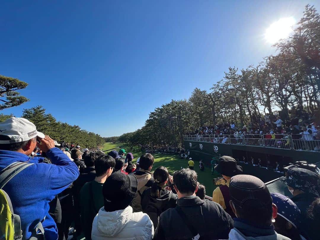  JGTO 男子プロゴルフツアーのインスタグラム：「「ダンロップフェニックストーナメント」最終ラウンド⛳️  本日は快晴☀️で、風もなく、最高のコンディションとなっています👏  試合の模様は、下記でご覧いただけます📺  07:45～12:30  CS放送GAORA SPORTS／1H～9H中継  15:00～16:54	 MBS発JNN24局ネット  @dunlop_phoenix  #jgto  #golftournament  #男子ゴルフ #ダンロップフェニックストーナメント #ダンロップ #dpt #フェニックスカントリークラブ」