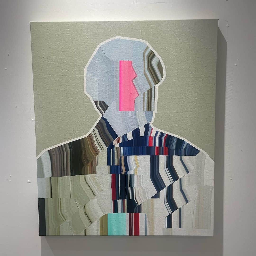 吉村民さんのインスタグラム写真 - (吉村民Instagram)「「ブレイク前夜展in金沢」 〜秋元雄史セレクション〜が始まったので、見に行ってきました！  オープニングトークショーでは、 作家さん自身の制作に対する想いや 秋元さんが魅力的に感じた視点などをお話いただき、アートの見方の面白さ、を感じることが出来ました🎵  作家さんのお話を聴かせていただくと、 作品を見るのがより楽しくなりますね。  素敵な展示になっていますので、 是非、遊びに行ってみてください。  期間　11/18(土)〜12/24(日) 営業時間　11 時～18時　(休・月火) 会場　ASTER @breakzenya  @aster_gallery_kanazawa  @akimotoyuji   ■会場：ASTER 〒920-0061 石川県金沢市問屋町1丁目99 お問い合わせ : 076-256-1618 https://aster-g.com info@aster-g.com @ASTER_Gallery_kanazawa :チケット:入場料:500円 チケット購入リンク (前期後期共通、何度でもご入場頂けます) https://artsticker.page.link/Bureikuzenya_ASTER  出展作家　 足立篤史 @atsushi_art_photo  木原千春 @chiharu_kihara  堀川由梨佳 @yurika_horikawa  渡辺おさむ @w_osamu  谷原菜摘子 @natsuko_tanihara  ノガミカツキ @katsukinogami 岡﨑龍之祐 @ryunosuke.okazaki 額賀苑子 @nukegechang 栗原莞爾 @kanji_kurihara 江上越 @egamietsu_artstudio  江頭誠 @makotoegashira_artwork 黒坂祐 @kurosaka_yu 佐野藍 @ai.sano_sculpture 斎藤亮輔 @ryausuke 阪本トクロウ @tokuro_sakamoto 三浦光雅 @koga_miura 三澤亮介 @ryosuke_misawa_53 篠崎理一郎 @reeeeeach0222 酒井智也 @s_tomoya1212 小津航 @ozuwataru  水口麟太郎 @rintaro_artist 川人綾 @ayakawato  川端健太 @kawaken11_06  谷口洸 @k10600570akira 東弘一郎 @koichiro.azuma  藤森詔子 @shokofujimori  豊海健太 @urushi_toyoumi_kenta  茂木淳史 @alligator_john_mogimogi」11月19日 10時32分 - yoshimuratami