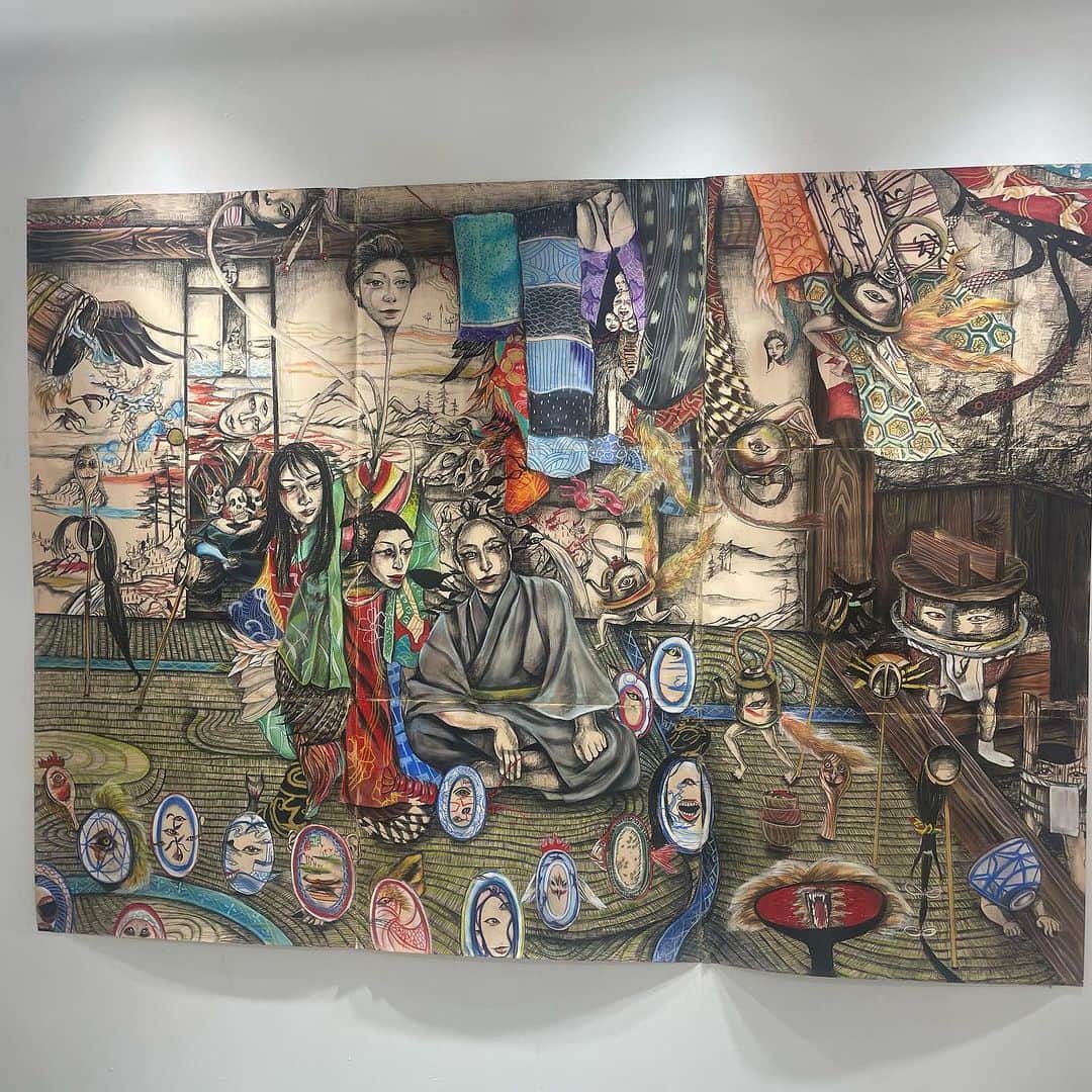吉村民さんのインスタグラム写真 - (吉村民Instagram)「「ブレイク前夜展in金沢」 〜秋元雄史セレクション〜が始まったので、見に行ってきました！  オープニングトークショーでは、 作家さん自身の制作に対する想いや 秋元さんが魅力的に感じた視点などをお話いただき、アートの見方の面白さ、を感じることが出来ました🎵  作家さんのお話を聴かせていただくと、 作品を見るのがより楽しくなりますね。  素敵な展示になっていますので、 是非、遊びに行ってみてください。  期間　11/18(土)〜12/24(日) 営業時間　11 時～18時　(休・月火) 会場　ASTER @breakzenya  @aster_gallery_kanazawa  @akimotoyuji   ■会場：ASTER 〒920-0061 石川県金沢市問屋町1丁目99 お問い合わせ : 076-256-1618 https://aster-g.com info@aster-g.com @ASTER_Gallery_kanazawa :チケット:入場料:500円 チケット購入リンク (前期後期共通、何度でもご入場頂けます) https://artsticker.page.link/Bureikuzenya_ASTER  出展作家　 足立篤史 @atsushi_art_photo  木原千春 @chiharu_kihara  堀川由梨佳 @yurika_horikawa  渡辺おさむ @w_osamu  谷原菜摘子 @natsuko_tanihara  ノガミカツキ @katsukinogami 岡﨑龍之祐 @ryunosuke.okazaki 額賀苑子 @nukegechang 栗原莞爾 @kanji_kurihara 江上越 @egamietsu_artstudio  江頭誠 @makotoegashira_artwork 黒坂祐 @kurosaka_yu 佐野藍 @ai.sano_sculpture 斎藤亮輔 @ryausuke 阪本トクロウ @tokuro_sakamoto 三浦光雅 @koga_miura 三澤亮介 @ryosuke_misawa_53 篠崎理一郎 @reeeeeach0222 酒井智也 @s_tomoya1212 小津航 @ozuwataru  水口麟太郎 @rintaro_artist 川人綾 @ayakawato  川端健太 @kawaken11_06  谷口洸 @k10600570akira 東弘一郎 @koichiro.azuma  藤森詔子 @shokofujimori  豊海健太 @urushi_toyoumi_kenta  茂木淳史 @alligator_john_mogimogi」11月19日 10時32分 - yoshimuratami