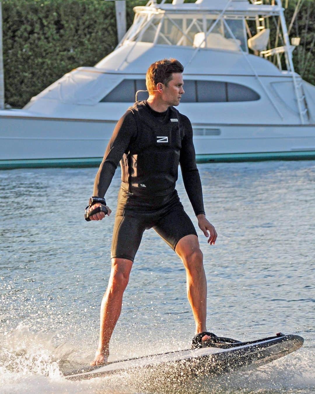 Just Jaredさんのインスタグラム写真 - (Just JaredInstagram)「Tom Brady showed off his athletic prowess while riding a jet board in Miami Beach today. We’ve got more pics of the NFL star over at JustJared.com! #TomBrady Photos: Backgrid」11月19日 10時33分 - justjared