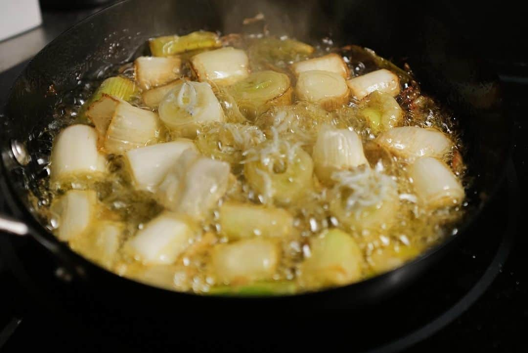 黒沢祐子さんのインスタグラム写真 - (黒沢祐子Instagram)「洋風野菜鍋🍲🥬 冷凍しておいた鶏ガラの出汁に野菜だしのパックを 入れた洋風出汁ベースのお鍋 ファーマーズマーケットで買った10種くらいの有機野菜の 葉っぱが主役でたんぱくすぎるから魚介は銀鱈、ヤリイカ あさり、牡蠣を🦪  しっかりお野菜や魚介のお出汁が出たところで〆は チーズリゾット🧀 これまた冷凍庫にあったパルミジャーノをたっぷり削り ブラックペッパーと仕上げにオリーブオイル これが堪らぬ美味しさでした😋  カロリーは気にしていられない〆だね うまいものはカロリーがある♡  #life #お鍋の季節 #洋風鍋 #〆リゾット」11月19日 10時25分 - yukowedding