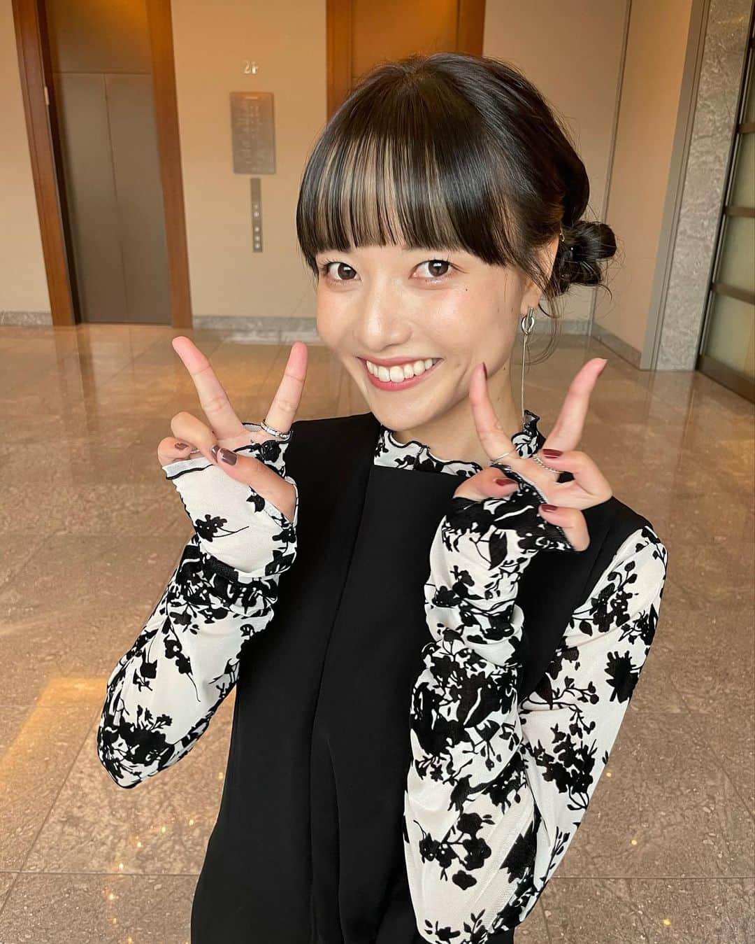 樺澤まどかさんのインスタグラム写真 - (樺澤まどかInstagram)「💐  友達の結婚式で一時帰国してました🇯🇵  最高すぎる結婚式でまだ余韻🤤  高校時代の友達に会えて 女子校ノリでめっちゃくちゃ盛り上がって ほんっとうに楽しすぎたーーー😂😂  渡豪して1ヶ月で一時帰国って 早すぎるよなって感じだけど このタイミングで帰ってみんなから特大パワーを貰えたので 行けて本当に本当によかったです🐨🔥  これからまた頑張る🇦🇺🦘🔥  photo by まるっち  髪型はカットカラーヘアセット 栃木さんに全部やってもらいました〜 @tochigi_sac   #樺澤まどか  #一時帰国#ワーホリ#オーストラリア#ギリホリ#結婚式#女子校#ツイン団子」11月19日 10時30分 - kabasawa_madoka