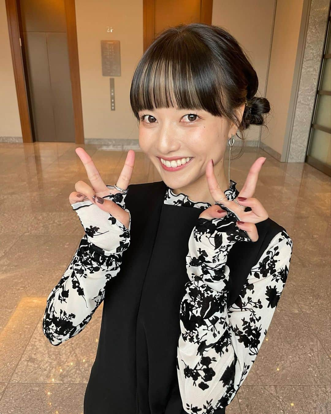 樺澤まどかのインスタグラム：「💐  友達の結婚式で一時帰国してました🇯🇵  最高すぎる結婚式でまだ余韻🤤  高校時代の友達に会えて 女子校ノリでめっちゃくちゃ盛り上がって ほんっとうに楽しすぎたーーー😂😂  渡豪して1ヶ月で一時帰国って 早すぎるよなって感じだけど このタイミングで帰ってみんなから特大パワーを貰えたので 行けて本当に本当によかったです🐨🔥  これからまた頑張る🇦🇺🦘🔥  photo by まるっち  髪型はカットカラーヘアセット 栃木さんに全部やってもらいました〜 @tochigi_sac   #樺澤まどか  #一時帰国#ワーホリ#オーストラリア#ギリホリ#結婚式#女子校#ツイン団子」