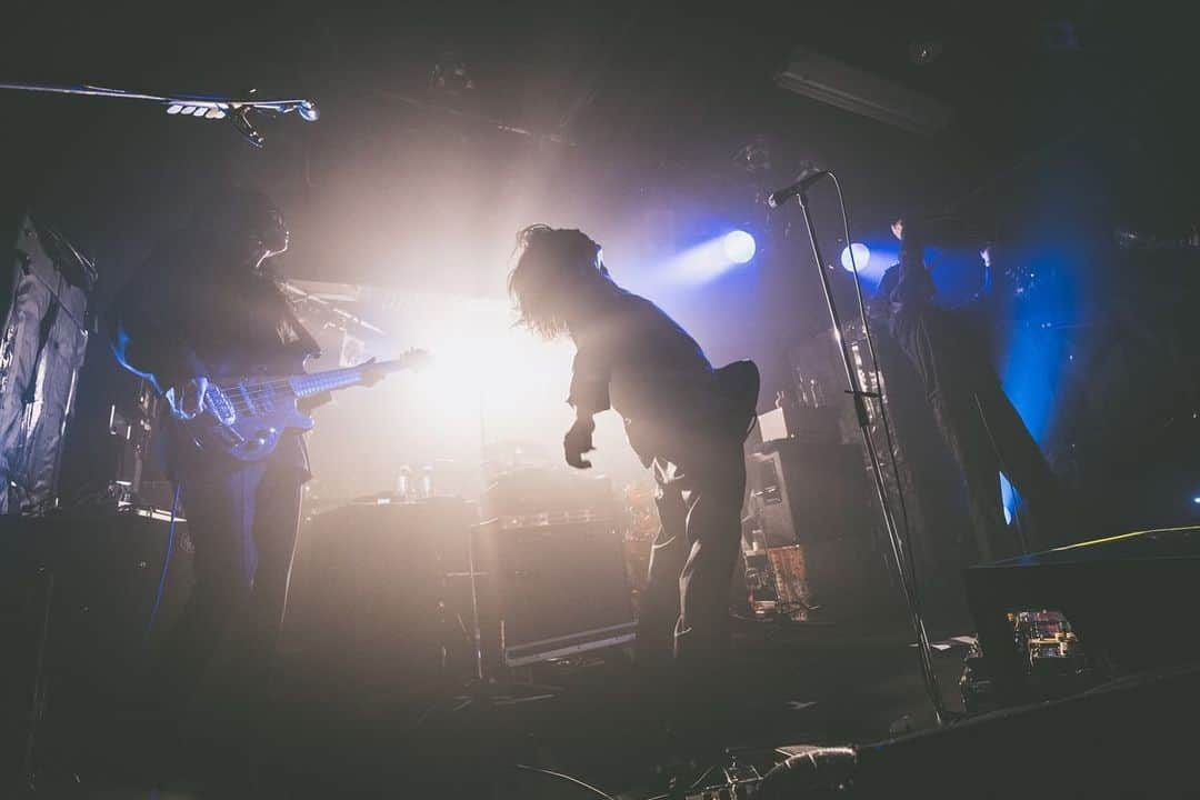 THE NOVEMBERSさんのインスタグラム写真 - (THE NOVEMBERSInstagram)「Tour ~ The Novembers ~  新潟 GOLDEN PIGS BLACK STAGE  ありがとうございました†  僕らの初期アー写を撮ってくれたりょうへい、久しぶりに写真を撮ってもらいました🌹感謝†  📸 @ryooooohey  #TheNovembers」11月19日 10時31分 - the_novembers