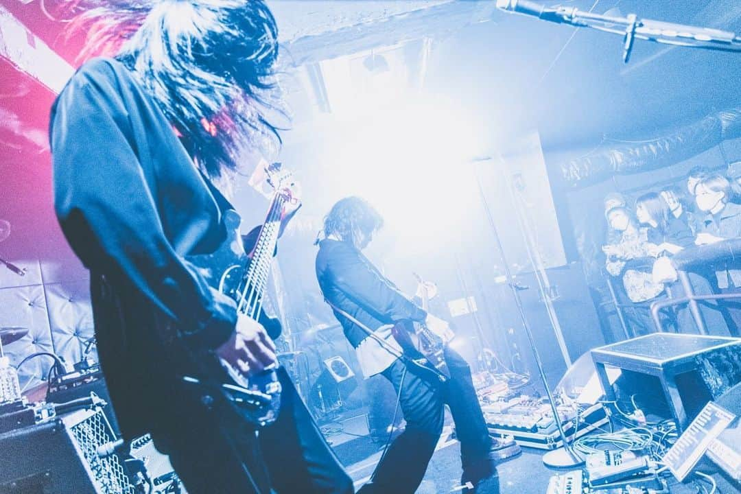 THE NOVEMBERSさんのインスタグラム写真 - (THE NOVEMBERSInstagram)「Tour ~ The Novembers ~  新潟 GOLDEN PIGS BLACK STAGE  ありがとうございました†  僕らの初期アー写を撮ってくれたりょうへい、久しぶりに写真を撮ってもらいました🌹感謝†  📸 @ryooooohey  #TheNovembers」11月19日 10時31分 - the_novembers