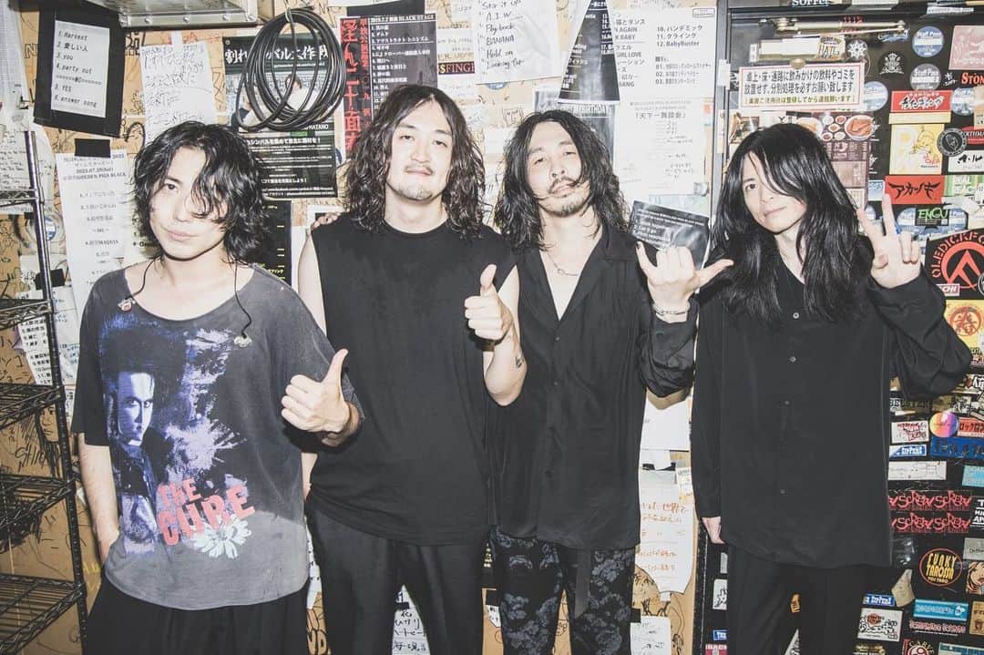 THE NOVEMBERSのインスタグラム：「Tour ~ The Novembers ~  新潟 GOLDEN PIGS BLACK STAGE  ありがとうございました†  僕らの初期アー写を撮ってくれたりょうへい、久しぶりに写真を撮ってもらいました🌹感謝†  📸 @ryooooohey  #TheNovembers」