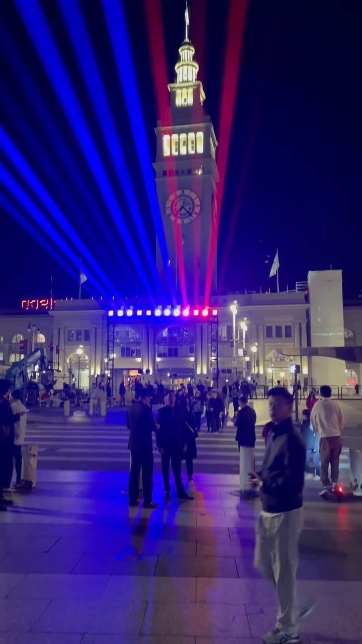 リー・シェンロンのインスタグラム：「Am back home from San Francisco!  It was a busy week of meetings with business and fellow leaders at the APEC Economic Leaders’ Meeting. Glad also to launch the third @enterprisesg Overseas Centre in the US. I hope it will lead to more investments and collaborations, and opportunities for Singaporeans. Finally, it was a pleasure to meet the Singaporeans studying or working in the Bay Area and surroundings.   Thank you to President @joebiden and the city of San Francisco for the warm hospitality! – LHL   (PMO Video by Anthony Chia and Alex Qiu)」