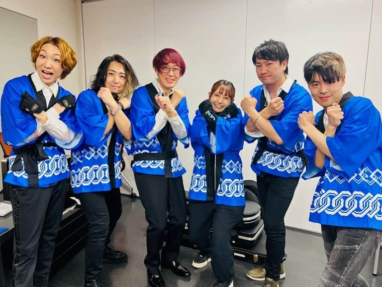 西川進のインスタグラム：「こんばんは！  『感情直結型ギタリスト』西川進です！！  ANIMAX MUSIX 2023 横浜！！  終了いたしました！！  感無量、、、。  今回はコロナ禍後初の声出しOKと言う事もあり、、、  本当に盛り上がりましたし、、、  めっちゃくちゃ感動しました、、、。  アーティストのみなさま一人一人の気持ち、、、  ファンのみなさまの気持ち、、、  そしてスタッフやMUSIX BANDの気持ちの粒子が、、、  会場いっぱいに溢れて、、、キラキラしていました、、、。  演奏中何度もうるうるしてしまいました、、、。  今回もANIMAX MUSIXに参加することが出来て、、、  本当に光栄に思います。  アニメミュージックファンのみなさま、 アーティストのみなさま、 関係者のみなさま、 スタッフのみなさま、、、  そして応援してくださるみなさまに感謝いたします。  ＿＿＿＿＿＿＿＿＿＿＿＿＿＿＿  MUSIX BANDも頑張りました！！  ANIMAX MUSIX 2023にMUSIX BANDとして参加させていただきました！！  11/18(土) 横浜アリーナ   Band Master & Guitar　西川進 Drums　青山英樹 Bass　浅倉高昭 Keyboard　ジョー Guitar　二木元太郎 Manipulator　市川知子  https://www.animax.co.jp/animaxmusix/artists/  #animaxmusix  みんな本当に素晴らしかった、、、  43曲、、、頑張りました、、、。  心から信頼できるMUSIX BANDにも、、、  心から感謝しております。  今回のイベントテーマが「お祭り」でしたので、、、  ラストセッションではみんなではっぴを着ました、、、。  （初来日の時のビートルズみたい）  ＿＿＿＿＿＿＿＿＿＿＿＿＿＿＿＿  来年！ANIMAX MUSIXは15周年を迎え、、、  ビッグイベントが増えるようですね！！  またの機会も楽しみにしております！！  今日と明日がみなさまにとって素敵な一日となりますように、、、。  #ミルベストショット #柴犬　#豆柴  ＿＿＿＿＿＿＿＿＿＿＿＿＿＿＿＿＿＿＿＿＿ ＿＿＿＿＿＿＿＿＿＿＿＿＿＿＿＿＿＿＿＿＿  #ミル #愛犬　#白豆柴 #白い豆柴  #sayuras　#サユラス　#西川進　#ギター #ギタリスト　#guitarist #サウンドプロデュース #スマッシュルーム　#SmashRoom #サポートミュージシャン  #レコーディング　#ソロ　#EmöSensatioN　#エモセンセイション　  #ギター教室 #音楽教室 #レッスン #スクール #エモスク  #演奏　#楽器　#音楽」