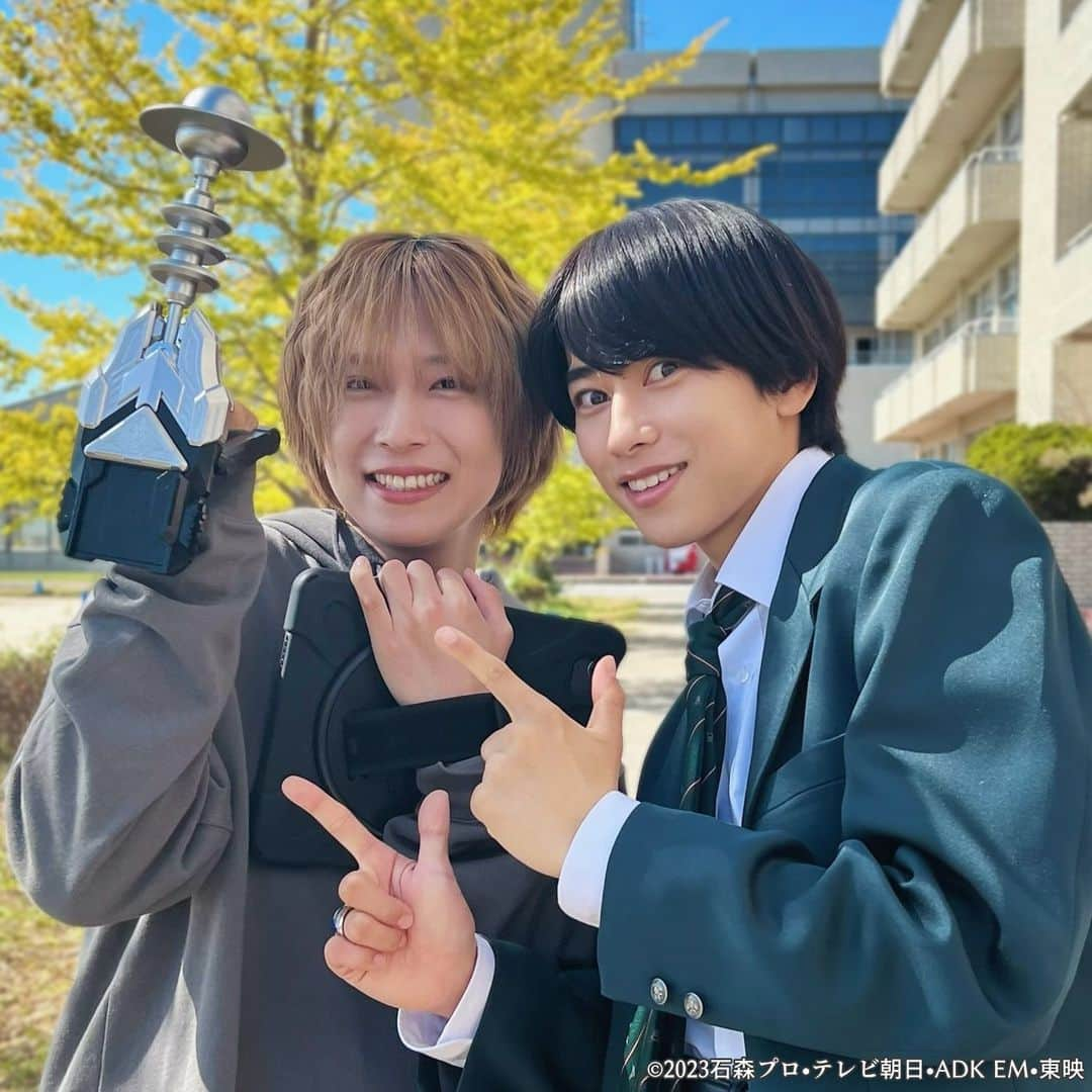 富園力也のインスタグラム：「『#仮面ライダーガッチャード』  第11話ご視聴ありがとうございました‼️✨  サビーライザーを使って憧れのUFO-Xと出会えました！！！🛸❣️  そして新たなライダー…！！ ここから物語が大きく動きそうです💭  写真はケミー大好きコンビ。 サビーと宝太郎！！😳  #鶴原錆丸 役 #富園力也」