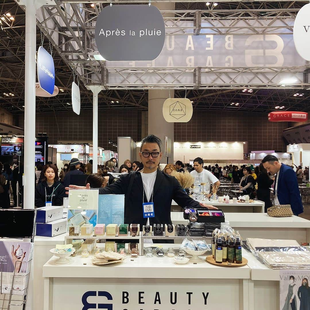 宇田川大輔のインスタグラム：「本日の職場。#nailexpo #tokyonailexpo #tokyonailexpo2023  「東京ネイルエキスポ2023」がいよいよ開催！当日は、アプレ ラ プリュイの石けんシリーズのブースがあります！ビューティガレージさんのブース内にて。会場でお会いできたら！ぜひ、宜しくお願い致します。 　  ▪️日持 11月19日（日）10:00～18:30 11月20日（月）10:00～18:00  ▪️場所 東京ビッグサイト 東5ホール ブース：C-010  『TOKYO NAIL EXPO 2023』 11月に開催される日本最大級のネイルの祭典『TOKYO NAIL EXPO』今年もビューティガレージさんのブースにて出店させていただきます！皆さんにお会いできることを楽しみにしております！  人気の無添加石けん、毎回完売してしまうフレグランスミストスプレーなど、自信をもっておすすめできるスキンケアアイテムがセール価格で勢揃いします。  肌が潤うのはもちろん、爪や手の乾燥も防ぐので爪が割れやすいなど、トラブルでお悩みの方にもおすすめ。甘皮のケアもしやすくなりますよ。  ▪️日持 11月19日（日）10:00～18:30 11月20日（月）10:00～18:00  ▪️場所 東京ビッグサイト 東5ホール ブース：C-010  【肌にやさしい安心の無添加】 合成界面活性剤、酸化防止剤、合成香料、防腐剤すべて無添加。 小さなお子さまから大人まで、お肌の弱い方にもお使いいただけます。  ÷÷÷÷÷÷÷÷÷÷÷÷÷÷÷÷÷÷÷÷÷÷÷÷÷÷÷÷÷÷÷÷÷  #ネイルエキスポ2023  #ビューティガレージ  #アプレラプリュイの石鹸 #ハンドメイドソープ #オーガニックスキンケア #手作り石鹸 #石鹸 #soap  #無添加石鹸#天然成分 #天然素材 #乾燥肌 #敏感肌#保湿 #美容 #美肌#クルエルティフリー  #vegan #ヴィーガン  #vegetarian #ベジタリアン #プレゼント #ギフト」