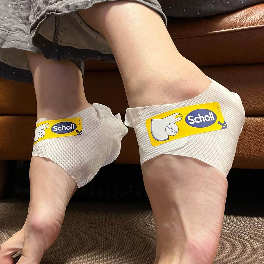 高橋麻美さんのインスタグラム写真 - (高橋麻美Instagram)「． ． Dr.Scholl @dr.scholl_japan の 「ドクター・ショール かかとピーリングマスク」 動きやすくて助かる😍（個人の感想です。笑）  子ども小さいと角質削りで時間かけられないし 足全体を液に浸すやつは急に呼ばれたときに動きにくくて なかなかできなかったのよね🥴  液に浸ったマスクの上から乾いたカバー？をするから 普段通りに動きやすかったよ^ ^（個人の感想です←😂） ピタッとかかとに密着してくれて集中ケアできた☺️  #pr#drscholls#ドクターショール#ピーリング #フットケア#ターンオーバー#角質#角質ケア #かかとケア#かかと角質#かかと荒れ#かかと割れ #かかとピーリングマスク#ママ#1歳育児」11月19日 10時38分 - charmy421