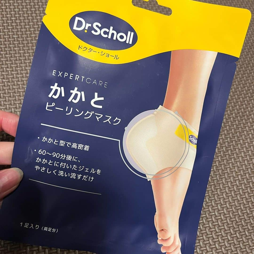 高橋麻美さんのインスタグラム写真 - (高橋麻美Instagram)「． ． Dr.Scholl @dr.scholl_japan の 「ドクター・ショール かかとピーリングマスク」 動きやすくて助かる😍（個人の感想です。笑）  子ども小さいと角質削りで時間かけられないし 足全体を液に浸すやつは急に呼ばれたときに動きにくくて なかなかできなかったのよね🥴  液に浸ったマスクの上から乾いたカバー？をするから 普段通りに動きやすかったよ^ ^（個人の感想です←😂） ピタッとかかとに密着してくれて集中ケアできた☺️  #pr#drscholls#ドクターショール#ピーリング #フットケア#ターンオーバー#角質#角質ケア #かかとケア#かかと角質#かかと荒れ#かかと割れ #かかとピーリングマスク#ママ#1歳育児」11月19日 10時38分 - charmy421