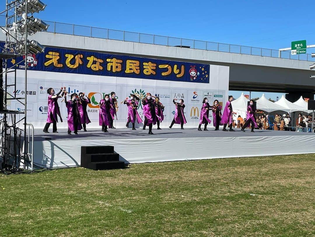 海老名市さんのインスタグラム写真 - (海老名市Instagram)「「えびな市民まつり2023」開催しています！   「えびなバザール（陸上競技場）」では、約100の飲食・物販・展示ブースが出店、ステージでは約20の団体がダンスや演奏を披露します。   フィナーレでは、大抽選会や市内中学校吹奏楽部特別コンサート、17時30分から約5,000発の打ち上げ花火を行います。   #好きです海老名 #住みたい住み続けたいまち海老名 #海老名 #神奈川 #ebina #えびな市民まつり #市民 #まつり #祭り #秋 #えびなバザール #陸上競技場 #ブース #ダンス #抽選会 #コンサート #花火」11月19日 10時38分 - ebina_official