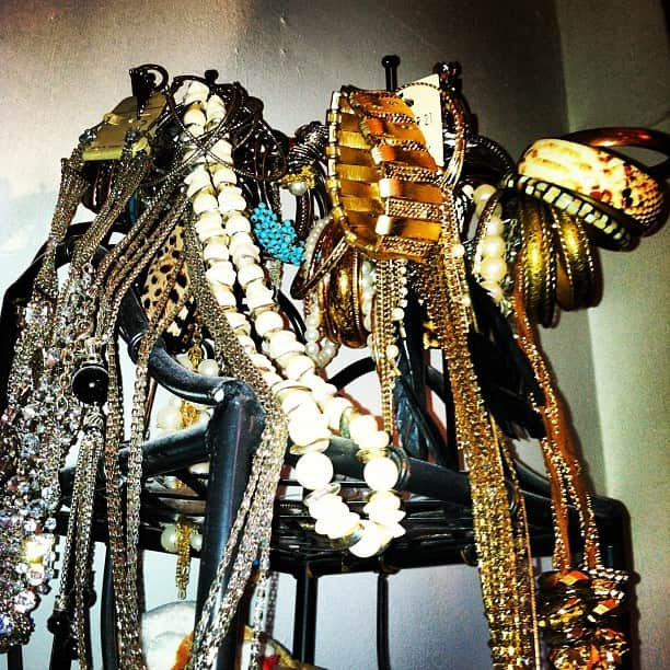 trendstarのインスタグラム：「What are outfits without jewelry? #outfits #glam #sequins #chic #fashion」