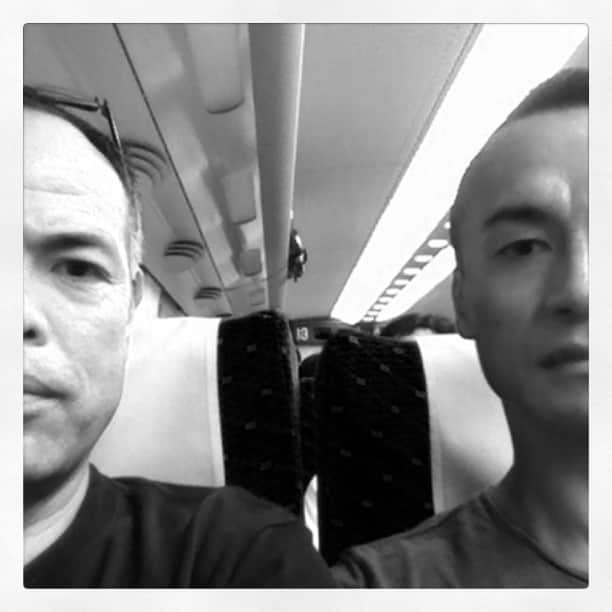 のインスタグラム：「新幹線を一本遅らせてまで、並びの席で帰る疑惑の二人。with 城明男（戻名！）」