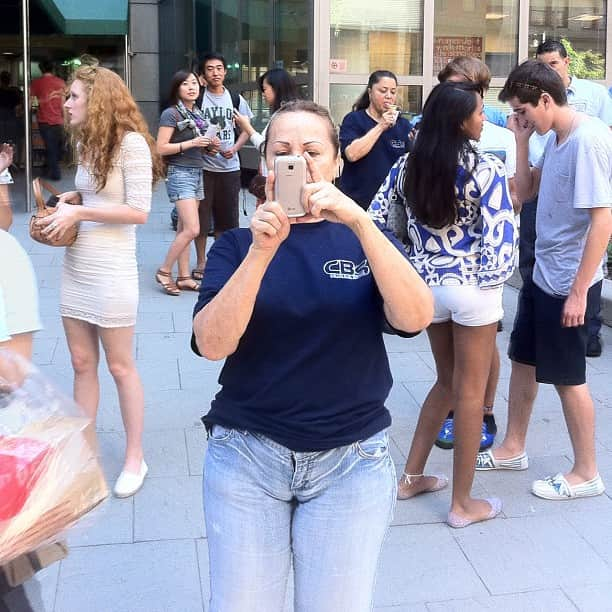 コール・スプラウスのインスタグラム：「#cameraduels #starvingcameltoe  #broaddaylight This lady really didn't give a crap about public opinion. Ok sure, maybe she does have a gobbling cameltoe, but she wore it like a badge and certainly didn't care about what I thought of her.」