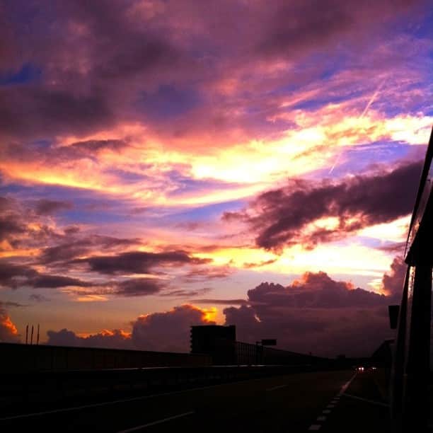 のインスタグラム：「一日中良くわからない天気でしたが夕方の空は綺麗でした(ʃƪ˘▿˘)♡(˘▿˘ʃƪ) 」
