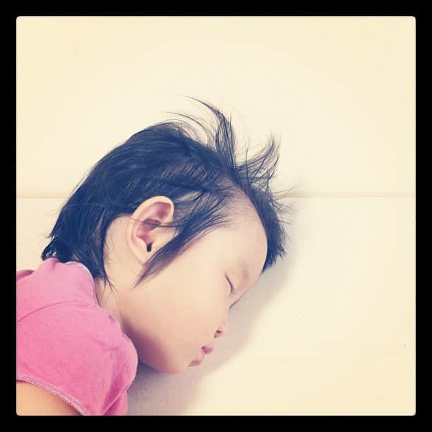 のインスタグラム：「さてさてそろそろ寝まーす( ´ ▽ ` )ﾉ そうそう、なめこまた追加されたねー(๑′ᴗ‵๑) あと3つでコンプだよっ んふんふ じゃーみんなもいい夢みてねー( ´ ▽ ` )ﾉGood night #親バカ部 #children #kids #sleep」