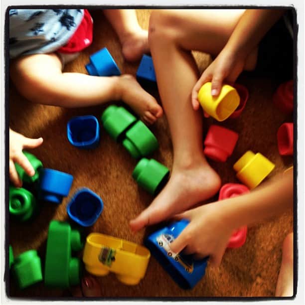 小堀紀代美さんのインスタグラム写真 - (小堀紀代美Instagram)「1歳の甥、5歳の姪、仲良く？！遊んでるっ。」9月16日 9時36分 - likelikekitchen