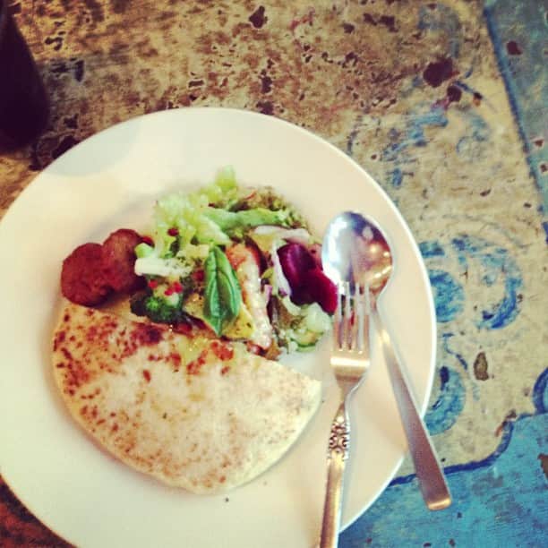 小堀紀代美さんのインスタグラム写真 - (小堀紀代美Instagram)「夜ごはん食べる約束あるのに、お腹すいてピタパンサンド。」10月1日 16時46分 - likelikekitchen
