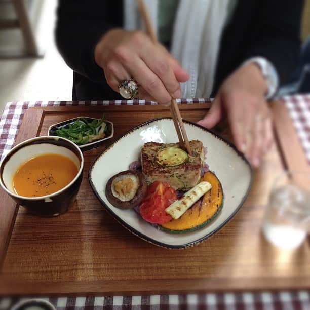 のインスタグラム：「まきちゃん食堂のメニューは、まるごとズッキーニ入りパテ（焼きパテ）と焼き野菜、人参の刷り流し、カリフラワーのピクルス、ピーマンのナムル。」