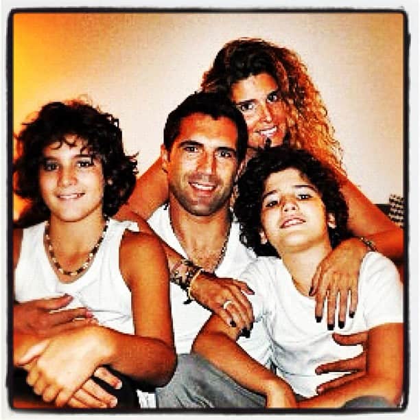 のインスタグラム：「I ❤ My Family! The best thing about birthdays is not parties or presents or even a cake (unless it's with custard cream between two layers of crunchy puff pastry)  The best thing about birthdays is being remembered by those who matter most.  And you know who you are. 🎉Happy B'day To Me🎉」