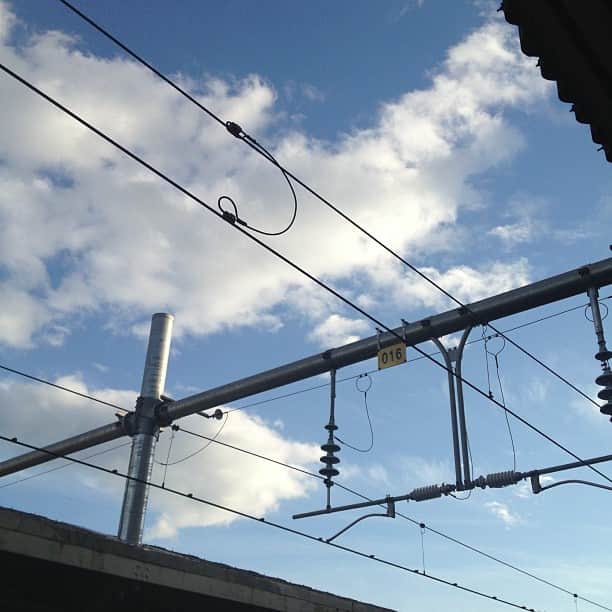 のインスタグラム：「ホームの上の空。那須。」