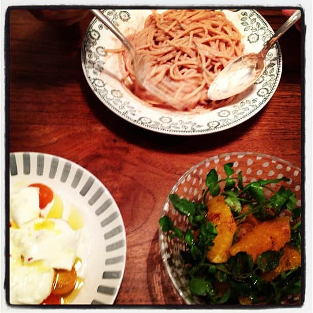 のインスタグラム：「インド帰りのノリちゃんとパスタごはん。やっとパスタスランプ脱出！  オハコの白レバームースのスパゲッティとカプレーゼ、オレンジとクレソンのサラダ、でした。」