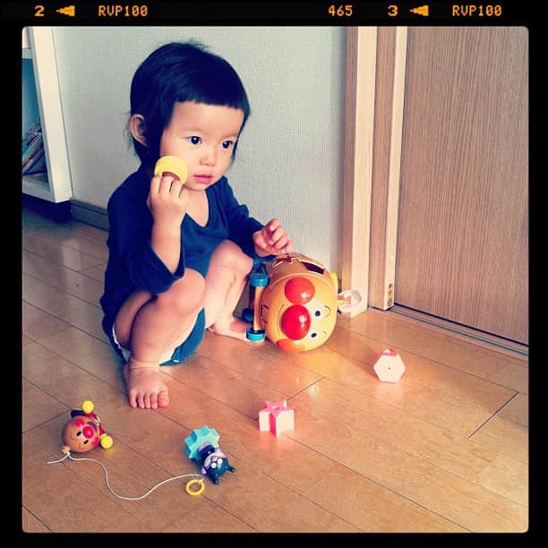 のインスタグラム：「お化粧中なちびっこ。パタパタ #親バカ部 #children #kids #ぱっつん」