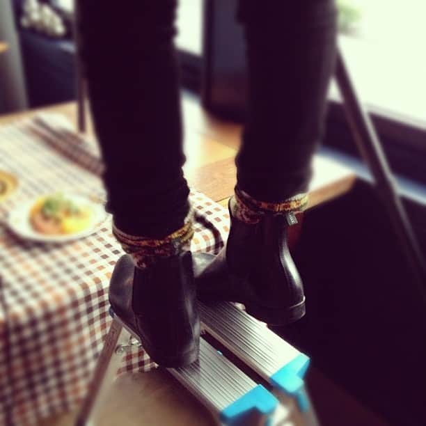 小堀紀代美さんのインスタグラム写真 - (小堀紀代美Instagram)「くいッて、上がる足がかわいいのです。」11月6日 22時42分 - likelikekitchen