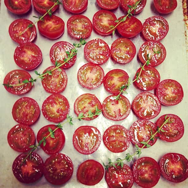 小堀紀代美さんのインスタグラム写真 - (小堀紀代美Instagram)「セミドライトマト！作ってる場合じゃないんだけど、、、オーブン入れてる間に色々できるしねっ。」11月7日 21時53分 - likelikekitchen