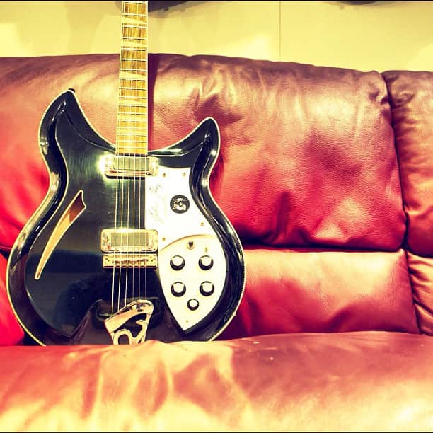 島田昌典のインスタグラム：「Rickenbacker 381 John kay Model  ステッペンウルフのギタリスト、ジョンケイモデル。 「ワイルドでいこう」ですね。電池入りなのでリッケンの音はしないし、重い。 ワイルドだ〜！ #guitar #ricken #music #steppenwolf」
