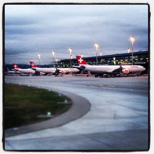 スイス航空のインスタグラム：「Our Airbus 340 fleet is getting ready for the night shift! #swiss #airbus #clouds #plane #airplane #zurich #followback #follow #me #aviation #flag #airport」