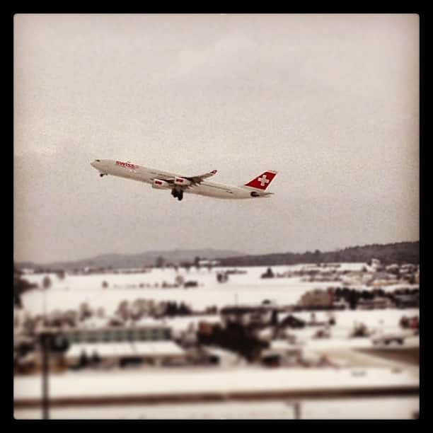 スイス航空のインスタグラム：「Swiss Airbus 340-300 taking off from snowy Zurich :-) #snow #winter #airplane #clouds #zurich #switzerland #swiss #air #sky #airbus #followback #follow #followme #me #fly #miami #tokyo #zrh #runway #instadaily #nofilter #blurry」