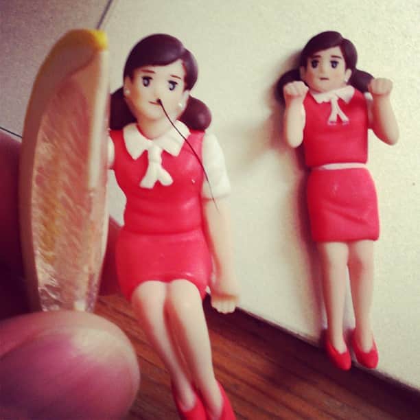 瀬戸弘司のインスタグラム：「長い鼻毛が抜けたのでフチ子の鼻から生やしてみた。」