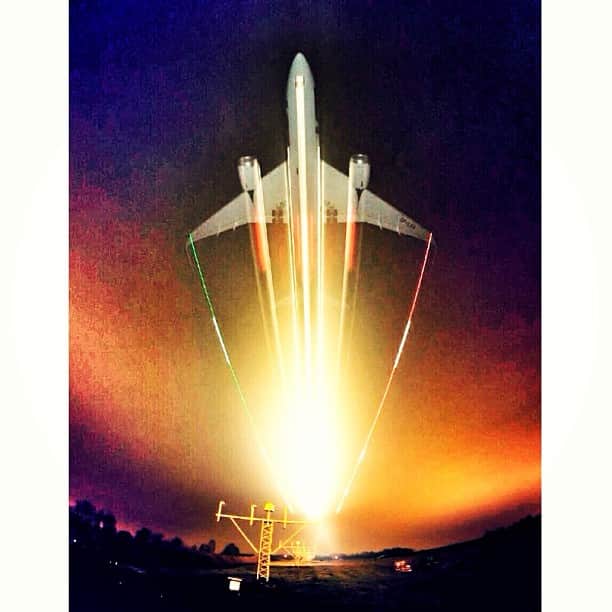 スイス航空のインスタグラム：「Stunning! #Airplane #instagram #picoftheday #follow #followback #followme #me #sky #lights #fly #love #amazing #instababs #nofilter #swiss #zurich #crazy #photo #day #sunset #sunrise #epic」